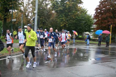 "...e defilati, vediamo Checchia e Verdelli sgomitare per la 2345esima posizione in prossimità del 5° km..."