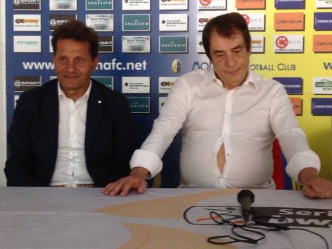 Il Presidente del Modena (e mancato Presidente della Repubblica con ben 2 voti) Antonio Caliendo e la sua camicia. Evidentemente era della Mizuno.